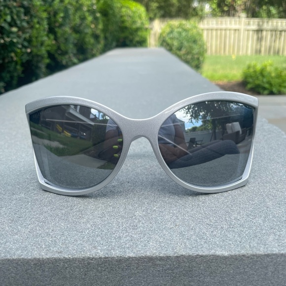 BALENCIAGA round frame sunglasses . Worn once. Comes w/ original packaging - Picture 2 of 5
